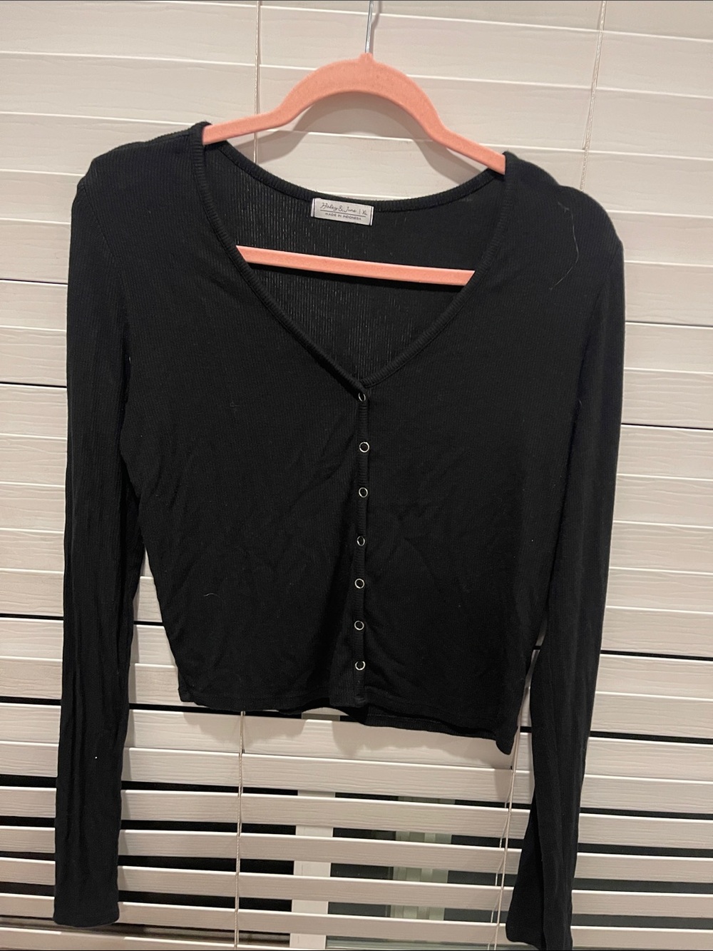 Wilfred Black Ribbed Long-Sleeve Button-Front Crop Top